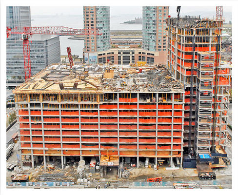 방화를 얻는  오렌지색 발판 잔해